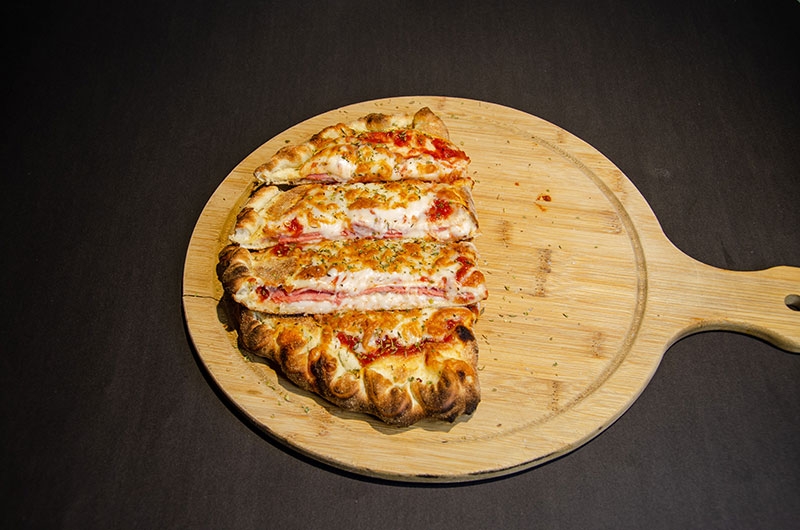 Calzone pizza, prosciutto (with vetcina salami)