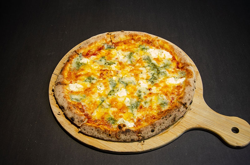 Pizza cinque formaggi with five cheese