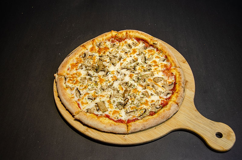Pizza funghi (with mushroom)