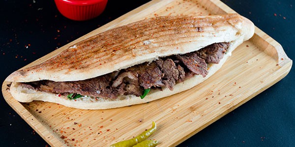 Şaurma ət çörəkdə