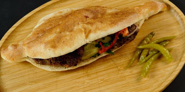 Dana köftə çörəkdə