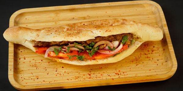 Lülə kabab çörəkdə