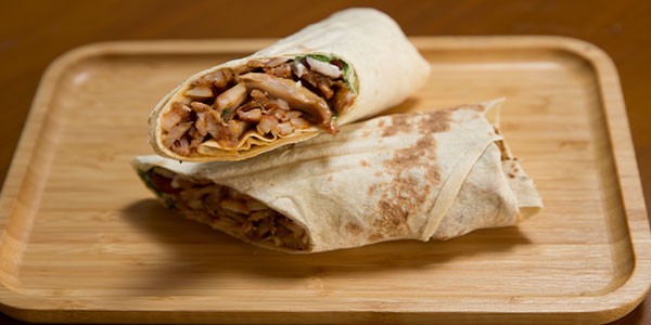 Şaurma toyuq lavaşda